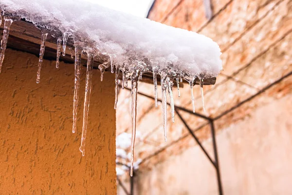 Techo cubierto de nieve, hielo en el techo aislado de cerca . —  Fotos de Stock