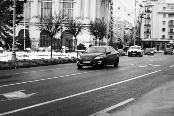 Stagione invernale e macchine ghiacciate in viaggio nelle ore di punta del mattino — Foto Stock