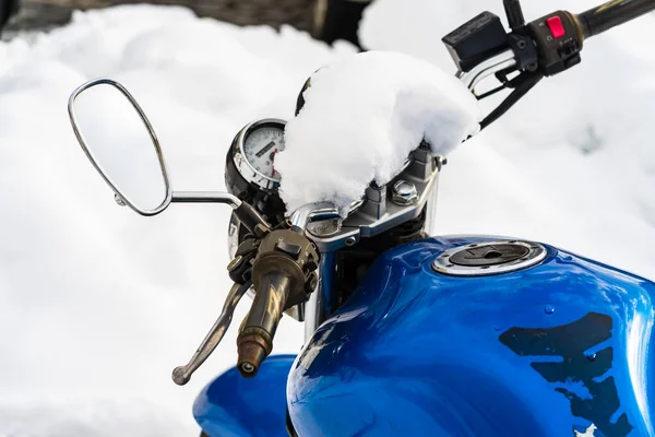 Winter season and snow on a motorcycle parked in downtown of Buc — Stockfoto