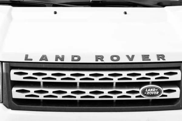 Detalle del nuevo Land Rover blanco, aparcado en Bucarest, Rumania — Foto de Stock