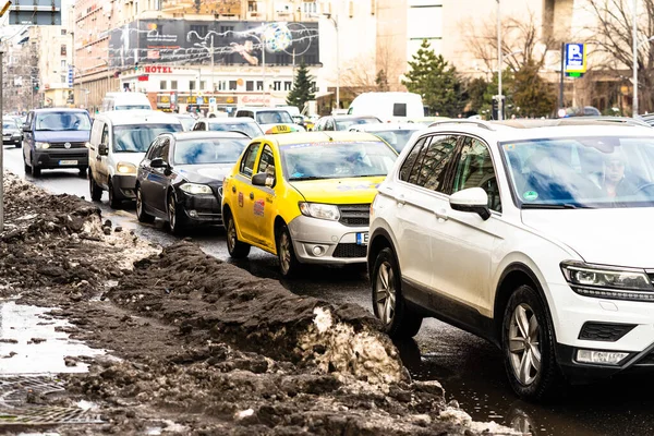 Temporada de invierno y coches helados en la carretera en la hora punta de la mañana — Foto de Stock