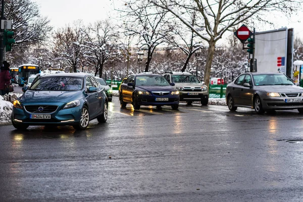 Saison d'hiver et voitures glacées sur la route dans l'heure de pointe du matin — Photo