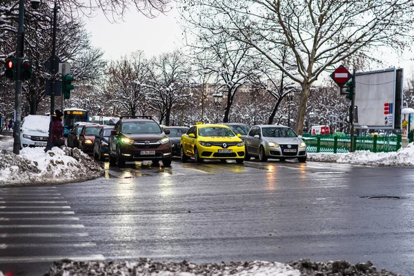 Зимовий сезон і крижані машини на дорозі в ранкову годину пік — стокове фото