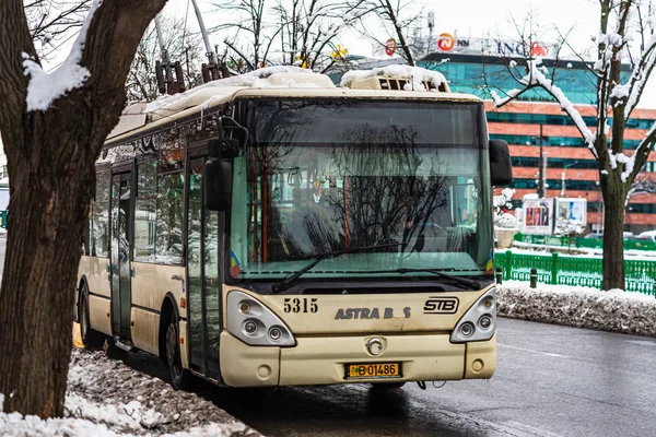 Bucarest transporte público STB en la carretera por la mañana r —  Fotos de Stock