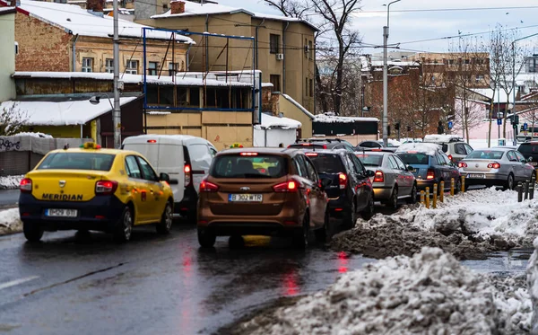 Sezon zimowy i oblodzone samochody na drodze w godzinach szczytu rano — Zdjęcie stockowe