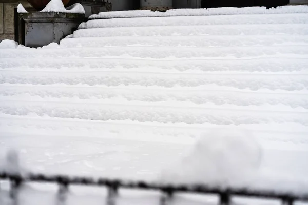 Treppen, die vom ersten Schneefall des Jahres bedeckt sind. w — Stockfoto