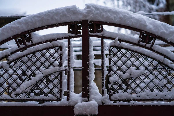 Maschendrahtzaun und Metallnetz mit Schnee. Metallnetz in der Winterabdeckung — Stockfoto
