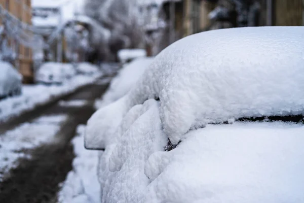 Cars covered with snow from the first snow fall of the year. Win — Stockfoto