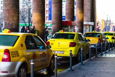 Kuzey Demiryolu Stat önünde müşteri bekleyen taksi arabaları