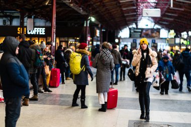 Travelers and commuters on their way to the train platform at Bu