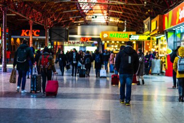 Travelers and commuters on their way to the train platform at Bu