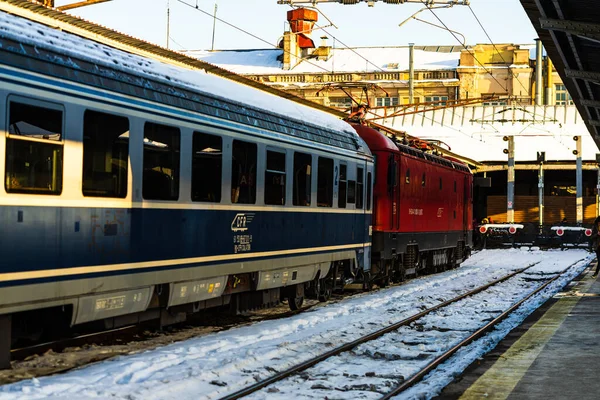 Vista detalhada do comboio. Comboio na plataforma de Bucareste North Rail — Fotografia de Stock