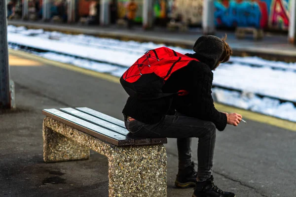 Путешественники и пассажиры, ожидающие поезд на железнодорожной платформе — стоковое фото