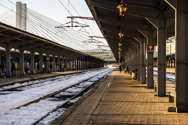 Platforma kolejowa na północnym dworcu kolejowym w Bukareszcie (Gara de Nord) — Zdjęcie stockowe