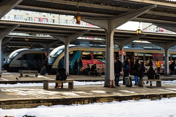 Viajantes e viajantes à espera de um trem na plataforma de B — Fotografia de Stock