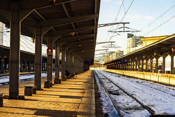 Platforma kolejowa na północnym dworcu kolejowym w Bukareszcie (Gara de Nord) — Zdjęcie stockowe