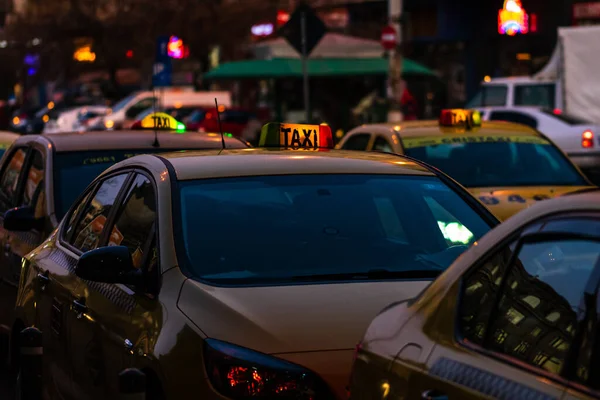 Voitures de taxi en attente pour les clients devant la gare ferroviaire du Nord — Photo