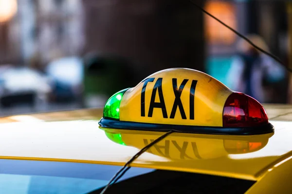 Voitures de taxi en attente pour les clients devant la gare ferroviaire du Nord — Photo