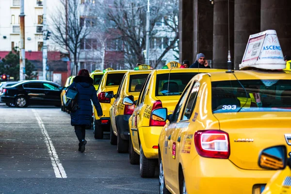 Kuzey Demiryolu Stat önünde müşteri bekleyen taksi arabaları — Stok fotoğraf