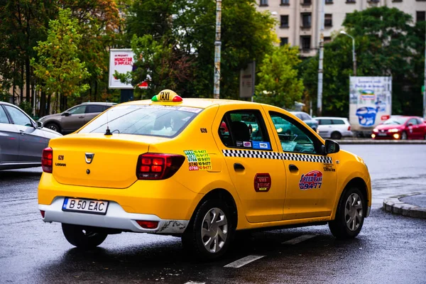 Taxi cars waiting for clients in front of the North Railway Stat — Stock Photo, Image