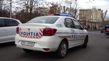 Suç mahallinde ışıkları yanan polis arabası ya da trafik sıkışıklığı. Devriye arabasında yanıp sönen ışıklar ve sinyaller. Acil durum arabası, polis baskını. Bükreş, Romanya, 2020