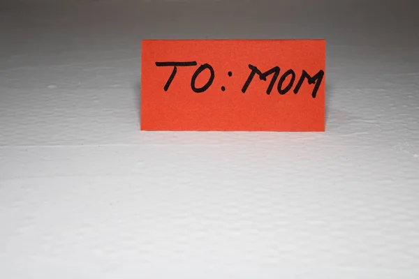 À mãe a escrever texto de amor para a mãe no papel. Etiqueta de etiqueta com lov — Fotografia de Stock