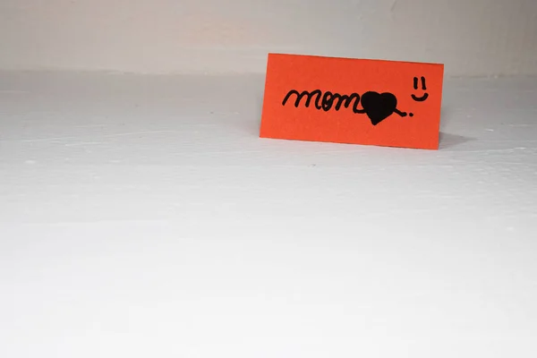 Mamma scrive messaggi d'amore per la mamma sulla carta. Etichetta con bella — Foto Stock
