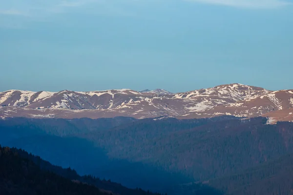 Beautiful winter nature landscape amazing mountain foggy view. B — Stock fotografie