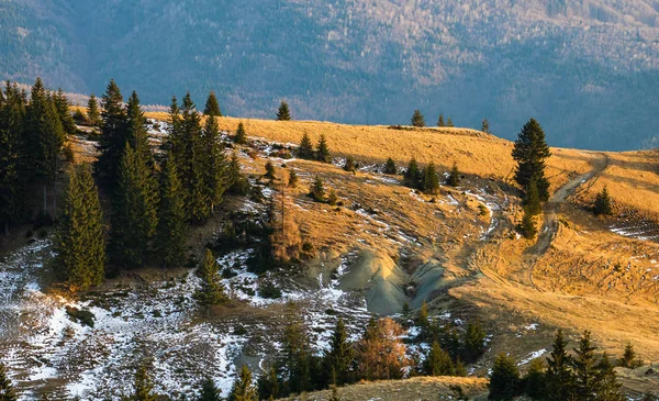 Krásná krajina zasněžených hor. Krásná zimní příroda l — Stock fotografie