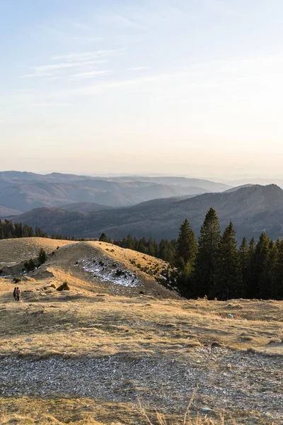 Bellissimo paesaggio di montagne innevate. Bella natura invernale — Foto Stock