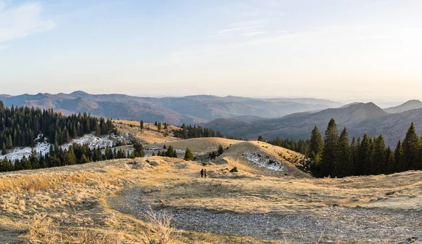 Hermoso paisaje de montañas nevadas. Hermosa naturaleza de invierno — Foto de Stock