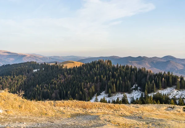 Bellissimo paesaggio di montagne innevate. Bella natura invernale — Foto Stock