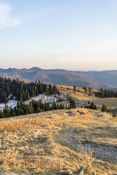 Turisti rilassanti. Bellissimo paesaggio di montagne innevate. Beaut — Foto Stock