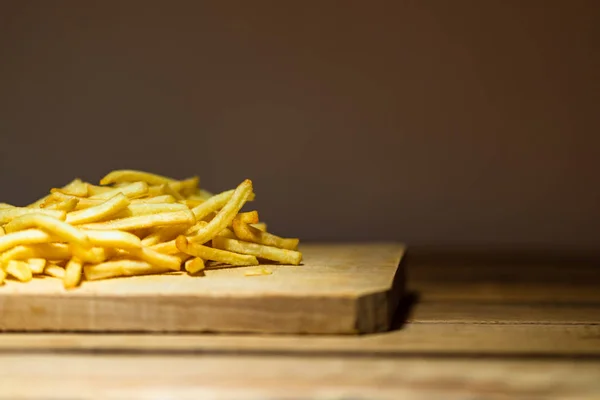 Frites sur une table en bois. Alimentation, junk food et fast food co — Photo