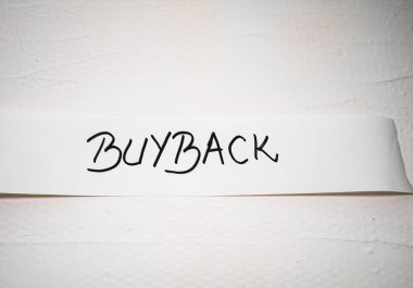 Beyaz arkaplanda beyaz etiket üzerine geri satın alma yazılıyor.