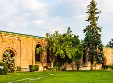 Kilise bahçesinde temiz çimleri olan yeşil bir bahçe..