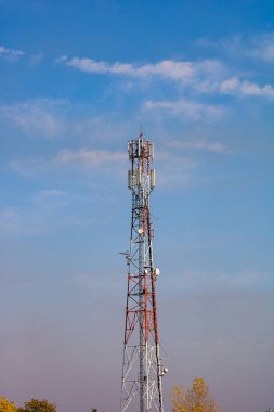 Yüksek voltaj direği. Mavi, açık gökyüzünde yüksek voltaj kulesi.