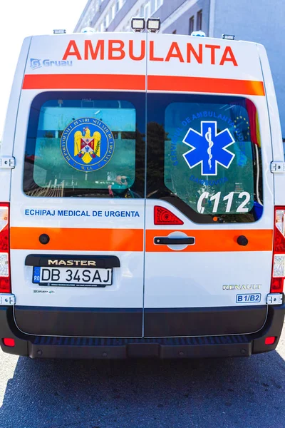 Ambulancia en la entrada de una sala de emergencias. Ambulancia a la vista —  Fotos de Stock