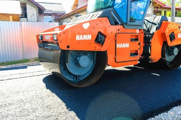 Heavy road roller on the roadway. Construction of a new road wi — Stock Fotó