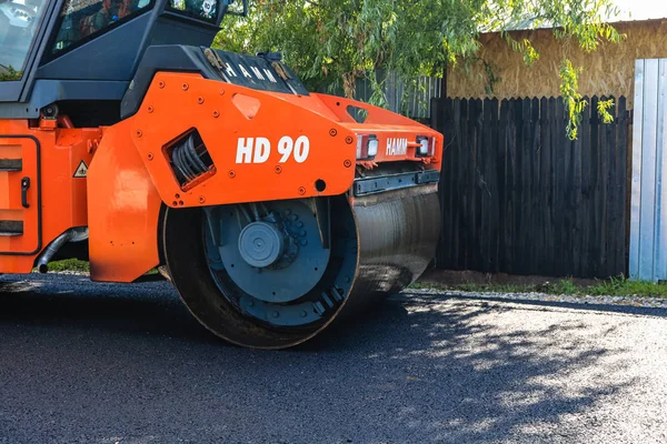 Heavy road roller on the roadway. Construction of a new road wi — Stockfoto