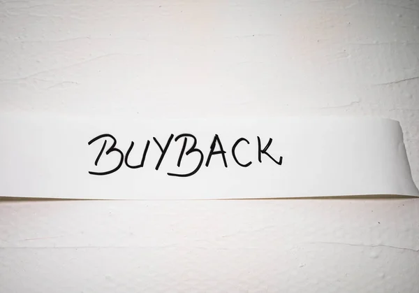 Beyaz arkaplanda beyaz etiket üzerine geri satın alma yazılıyor.
