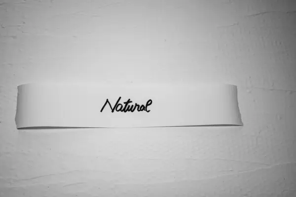 Ecriture naturelle sur étiquette blanche sur fond blanc . — Photo