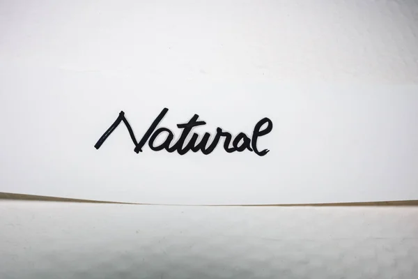 Írás természetes fehér címke fehér háttér. — Stock Fotó