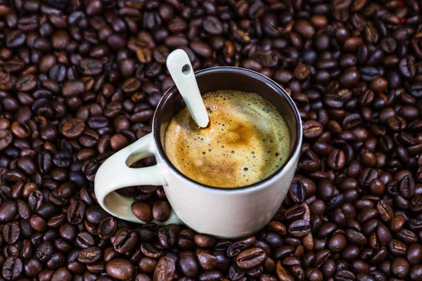 Κούπα καφέ με καβουρδισμένους κόκκους καφέ σε κόκκινο φόντο, καφέ c — Φωτογραφία Αρχείου