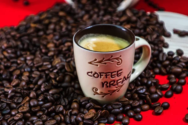 Taza de café, granos de café tostados sobre fondo rojo, vista superior , — Foto de Stock