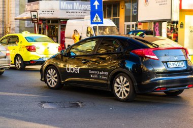 Trafik sıkışıklığında bir araç kırmızı ışıkta durdu. Araba anketi