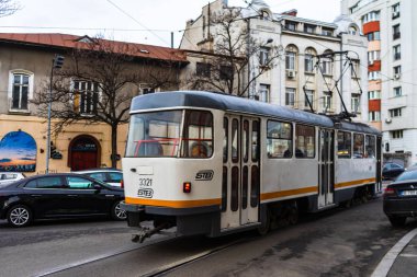 Trafik ve eski tramvay trafiği yoğun saatlerde raylarda.