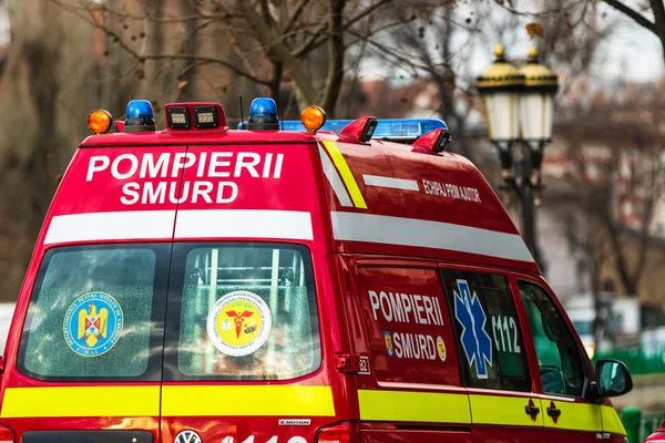 Şirin (Pompierii Şirin) ambulans arabası görev başında, trafikte ja