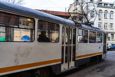 Trafik ve eski tramvay trafiği yoğun saatlerde raylarda.