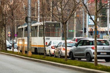 Trafik ve eski tramvay trafiği yoğun saatlerde raylarda.